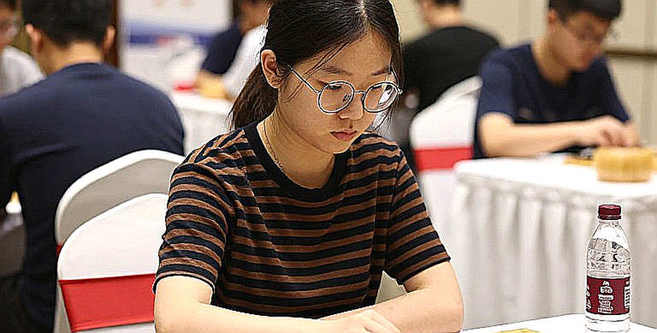 Nepomniachtchi giữa hai thế giới: Khi chiếu tướng trên đồng hồ là một bài thơ về sự trở về Nepomniachtchi giữa hai thế giới: Khi chiếu tướng trên đồng hồ là một bài thơ về sự trở về