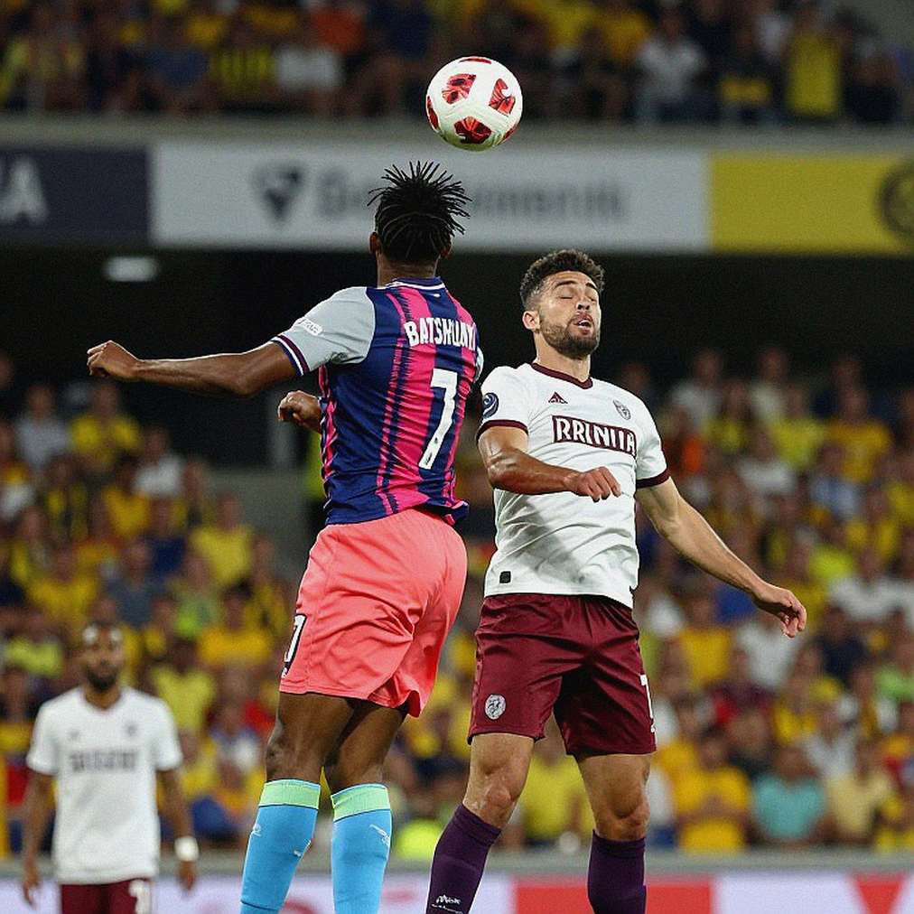 Bảng mã 18 tháng 10: Khi Polking đọc sai cú đánh đầu và Kewell bỏ chữ ký của chính mình