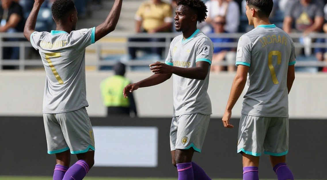 Kvaratskhelia rách dây chằng chéo gối phải: PSG mất một tài sản, thị trường chuyển nhượng mùa đông có thêm một người mua bị lộ bài