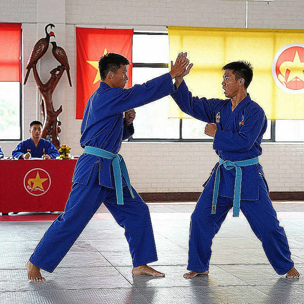 27 lần đổi ngôi trong 28 năm: Nhịp đập mong manh của chiếc đai hạng nặng UFC 27 lần đổi ngôi trong 28 năm: Nhịp đập mong manh của chiếc đai hạng nặng UFC